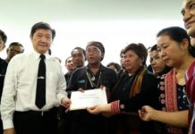 ภาคประชาชนดักพบ รมว.สธ.แต่เช้ามืด ให้ยุติกระบวนการแก้กฎหมายบัตรทอง